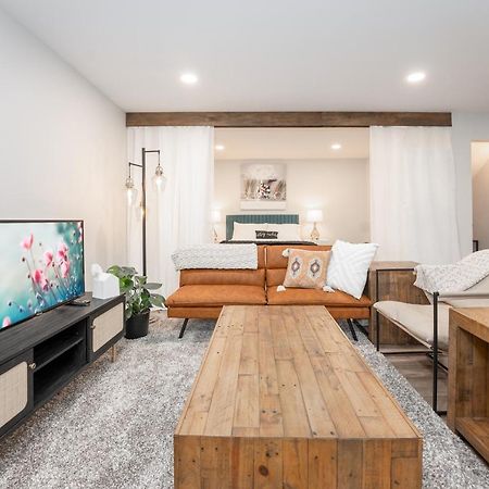 Copperwood Cozy Cellar With Hot Tub Hotel Летбридж Екстериор снимка